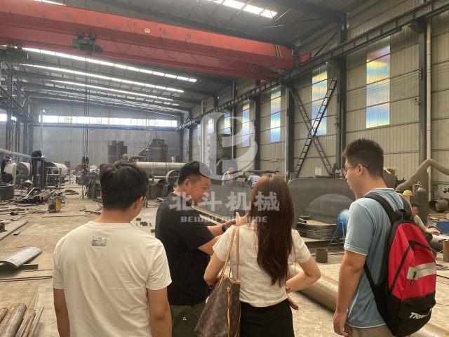 北斗機械實力引客！客戶實地考察炭化爐