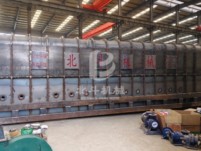 北斗機(jī)械大型炭化爐今日裝車,訂單交付忙